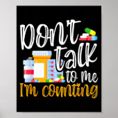 Dont Talk To Me Im Counting Funny Pharmacy Tech Poster (Voorkant)