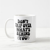 Don't Trip Over What's Behind You , Trendy Aesthet Koffiemok (Links)