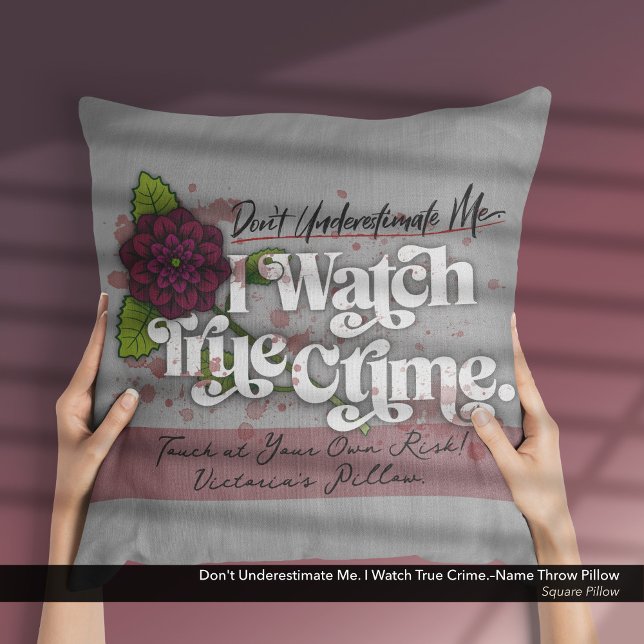 Don't Underestimate Me. I Watch True Crime.–Name Kussen (Don't Underestimate Me. I Watch True Crime.–Throw Pillow Customized with Your Name.)