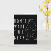 Dont Wake The Bear Shirt, Funny Sleepy Hibernation Kaart (Gele Bloem)