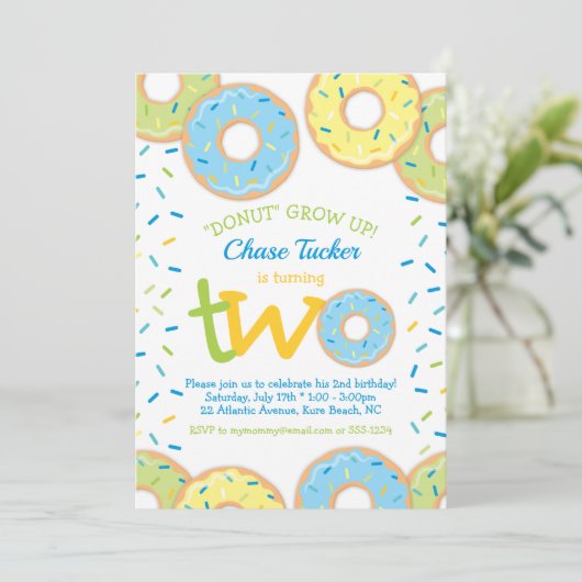 Donut 2e Verjaardag Uitnodiging Jongen strooit (Staand voorkant)