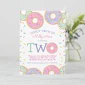 Donut 2e Verjaardag Uitnodiging roze strooisel (Staand voorkant)