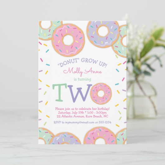 Donut 2e Verjaardag Uitnodiging roze strooisel (Staand voorkant)