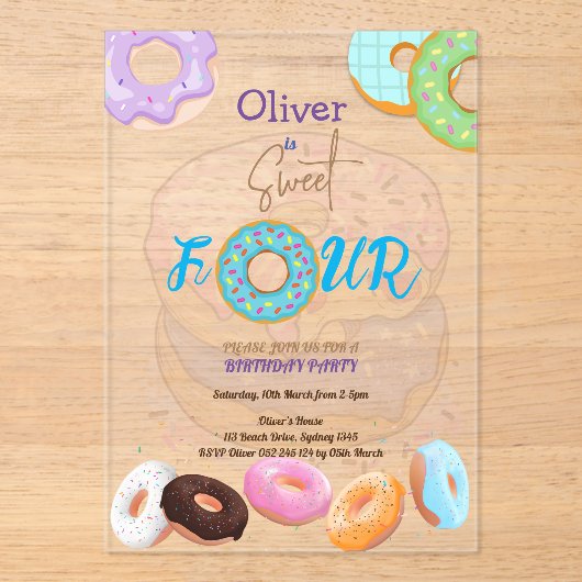 Donut 4e verjaardag jongen acryl uitnodigingen (Voorkant)