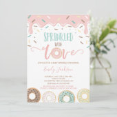 Donut Baby Sprinkle Uitnodiging ingedrukt met lief (Staand voorkant)