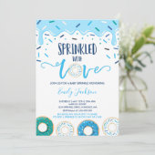 Donut Baby Sprinkle Uitnodiging ingedrukt met lief (Staand voorkant)