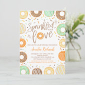 Donut Baby Sprinkle Uitnodiging Overgoten Met Lief (Staand voorkant)