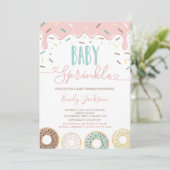 Donut Baby Strooi Uitnodiging Gestrooid Met Liefde (Staand voorkant)