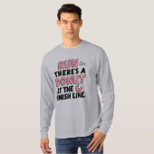 Donut bij de Finish Line Funny Fitness Motivation T-shirt (Voorkant volledig)
