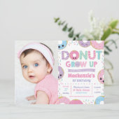 Donut Groei Kawaii Birthday Foto uitnodiging (Staand voorkant)