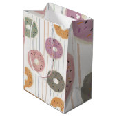 Donut Liefhebber Patroon – Pastelkleurige Sprinkel Medium Cadeauzakje (Achterkant Gekanteld)