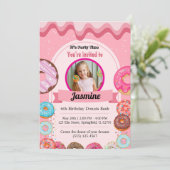 Donut Pattern 6e verjaardagsfeest uitnodiging (Staand voorkant)
