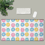 Donut Pattern Bureaumat<br><div class="desc">Deze leuke bureaumat is versierd met een donutpatroon van roze,  blauw,  turquoise en gele donuts op een kleurrijke sprinkle achtergrond. Perfect voor je favoriete donut liefhebber! Originele Waterverf Donuts © Michele Davies.</div>