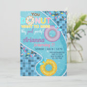 Donut poolmeisje verjaardagsuitnodiging, pooluitno kaart (Staand voorkant)