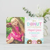 Donut sprinkles verjaarfeest fotouitnodiging kaart (Staand voorkant)
