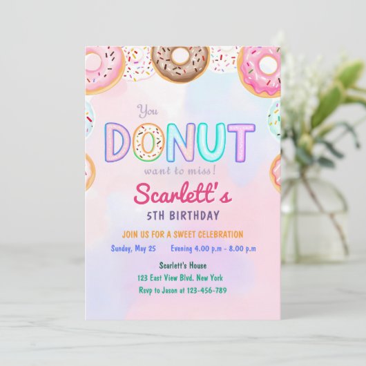 Donut thema 5e verjaardag uitnodiging (Staand voorkant)