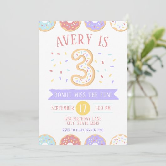 Donut Third Birthday Invitation Kaart (Staand voorkant)