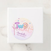Donut twee zoete 2e verjaardag papieren kopjes bedankjes labels (In situ)