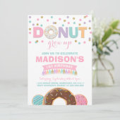 Donut Verjaardag Uitnodiging Donut Grow Up Party (Staand voorkant)