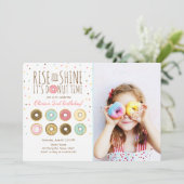 Donut Verjaardagsfeest Uitnodiging Rise and Shine (Staand voorkant)