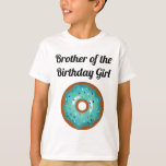Donut Verjaardagsfeestje Broer T-shirt<br><div class="desc">Een verjaardag vieren is een familieaangelegenheid! Ontvang bijpassende shirten voor het hele gezin,  zodat u in stijl kunt vieren. Niet alleen is het leuk om het thema te matchen,  maar laat andere ouders gemakkelijk weten wie de feestgastheren zijn! Deze Donut Party shirten zijn de perfecte touch!</div>