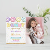 Donut-verjaardagsfoto uitnodiging (Staand voorkant)