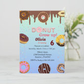 Donut wordt uitgegroeid, thema verjaardagsfeestje  kaart (Staand voorkant)