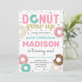 Donut wordt uitgenodigd voor donut Birthday Kaart (Staand voorkant)