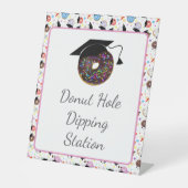 Donuts and Degrees Afstuderen Donut Dipping Reclamebord Met Voetstuk (Voorkant)