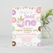 Donuts en een eenhoorn meisjesverjaardagsuitnodigi kaart (Staand voorkant)