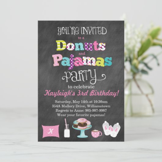 Donuts en pyjamas Chalkboard Style Invitation Kaart (Staand voorkant)