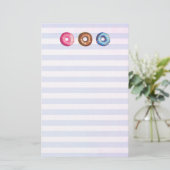 Donuts in roze chocolade en blauw briefpapier (Staand voorkant)