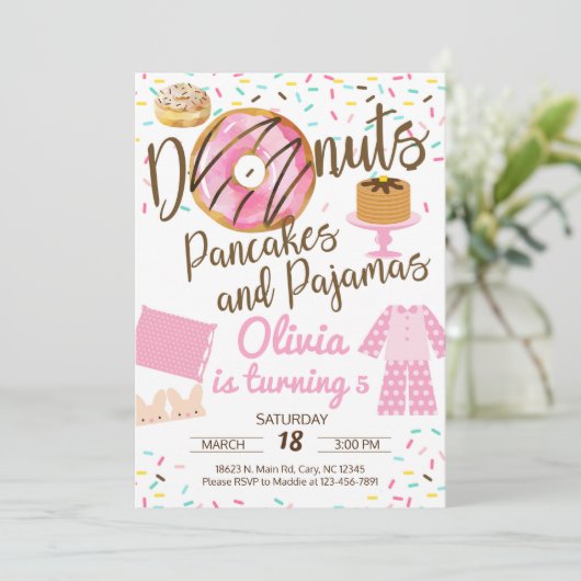 Donuts, pannenkoeken en pyjama's, "sleepover"-uitn kaart (Staand voorkant)