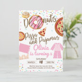 Donuts, pizza en pyjama's, moepover-uitnodiging. kaart (Staand voorkant)
