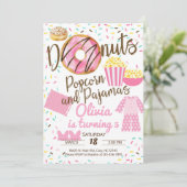 Donuts, popcorn en pyjama's, sleepover-uitnodiging kaart (Staand voorkant)