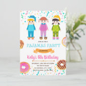 Donuts pyjama verjaardagsfeestje uitnodiging (Staand voorkant)