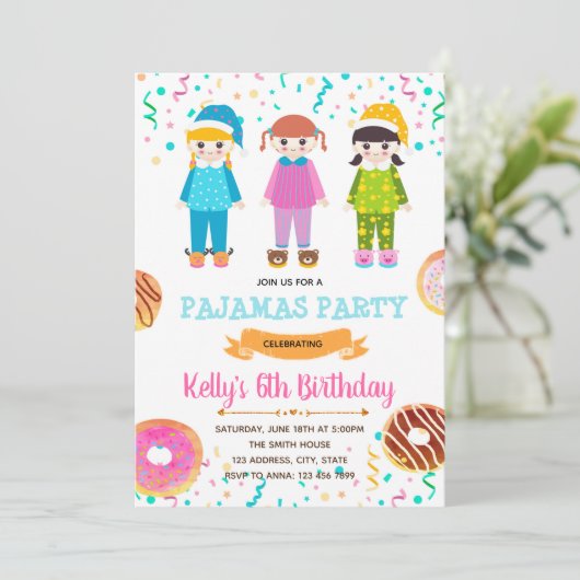 Donuts pyjama verjaardagsfeestje uitnodiging (Staand voorkant)