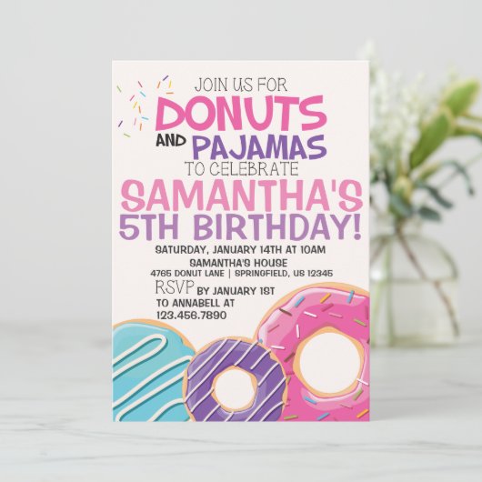 Donuts & pyjama verjaardagsuitnodiging | 5x7 kaart (Staand voorkant)