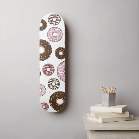 Donuts, roze donuts, bruine donuts persoonlijk skateboard (Muurkunst)