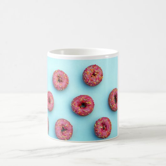 donuts sproinkles op donuts roze blauwe heldere mo koffiemok (Center)