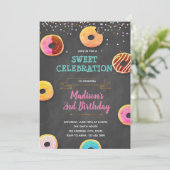 Donuts verjaardagsfeestje uitnodiging (Staand voorkant)