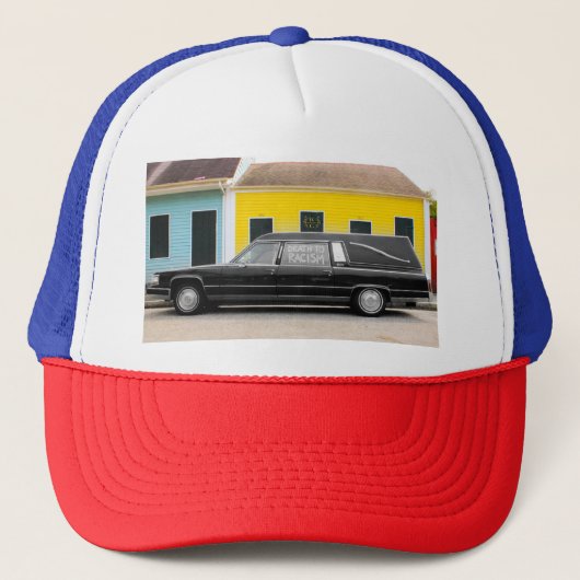 "Dood aan racisme" - Satirische verklaring Streetw Trucker Pet (Voorkant)