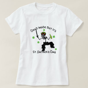 dood binnenin, maar zijn St. Patrick's Day T-shirt