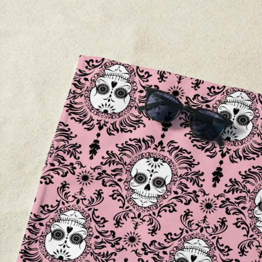 Dood Damask Black op Roze Sugar Skull Pattern Strandlaken (In situ)
