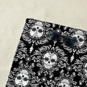 Dood Damask Black & White Sugar Skulls Pattern Strandlaken (In situ)