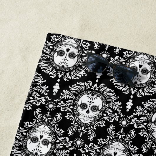 Dood Damask Black & White Sugar Skulls Pattern Strandlaken (In situ)