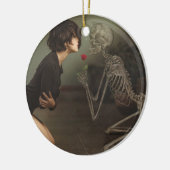 Dood en jonge vrouw keramisch ornament (Links)