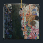 Dood en leven door Gustav Klimt  Art Nouveau Keramisch Ornament<br><div class="desc">Dood en leven (1908) door Gustav Klimt is een Victoriaans Era Symbolisme mooi kunstschilderij met twee verschillende delen: leven en dood. Links staat de dood afgebeeld door een klassiek grimmige luier met een draaiende schedel, bedekt met een donkere robe gekleurd met een religieus kruis. Rechts ligt een groep van vooral...</div>