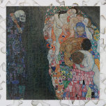 Dood en leven door Gustav Klimt  Art Nouveau Legpuzzel<br><div class="desc">Dood en leven (1908) door Gustav Klimt is een Victoriaans Era Symbolisme mooi kunstschilderij met twee verschillende delen: leven en dood. Links staat de dood afgebeeld door een klassiek grimmige luier met een draaiende schedel, bedekt met een donkere robe gekleurd met een religieus kruis. Rechts ligt een groep van vooral...</div>