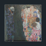 Dood en leven door Gustav Klimt  Art Nouveau Magneet<br><div class="desc">Dood en leven (1908) door Gustav Klimt is een Victoriaans Era Symbolisme mooi kunstschilderij met twee verschillende delen: leven en dood. Links staat de dood afgebeeld door een klassiek grimmige luier met een draaiende schedel, bedekt met een donkere robe gekleurd met een religieus kruis. Rechts ligt een groep van vooral...</div>